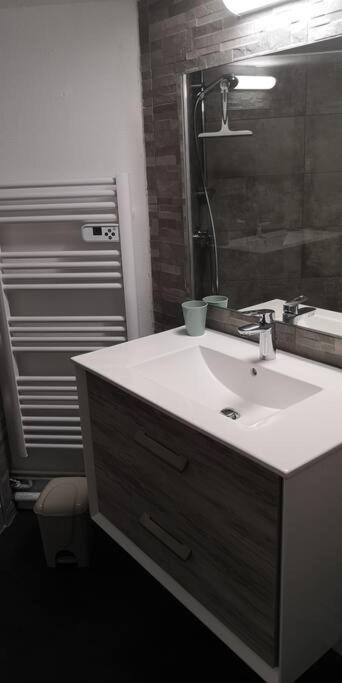 Duplex Au Centre Ville, Dans Cour Interieure Calme โดล ภายนอก รูปภาพ